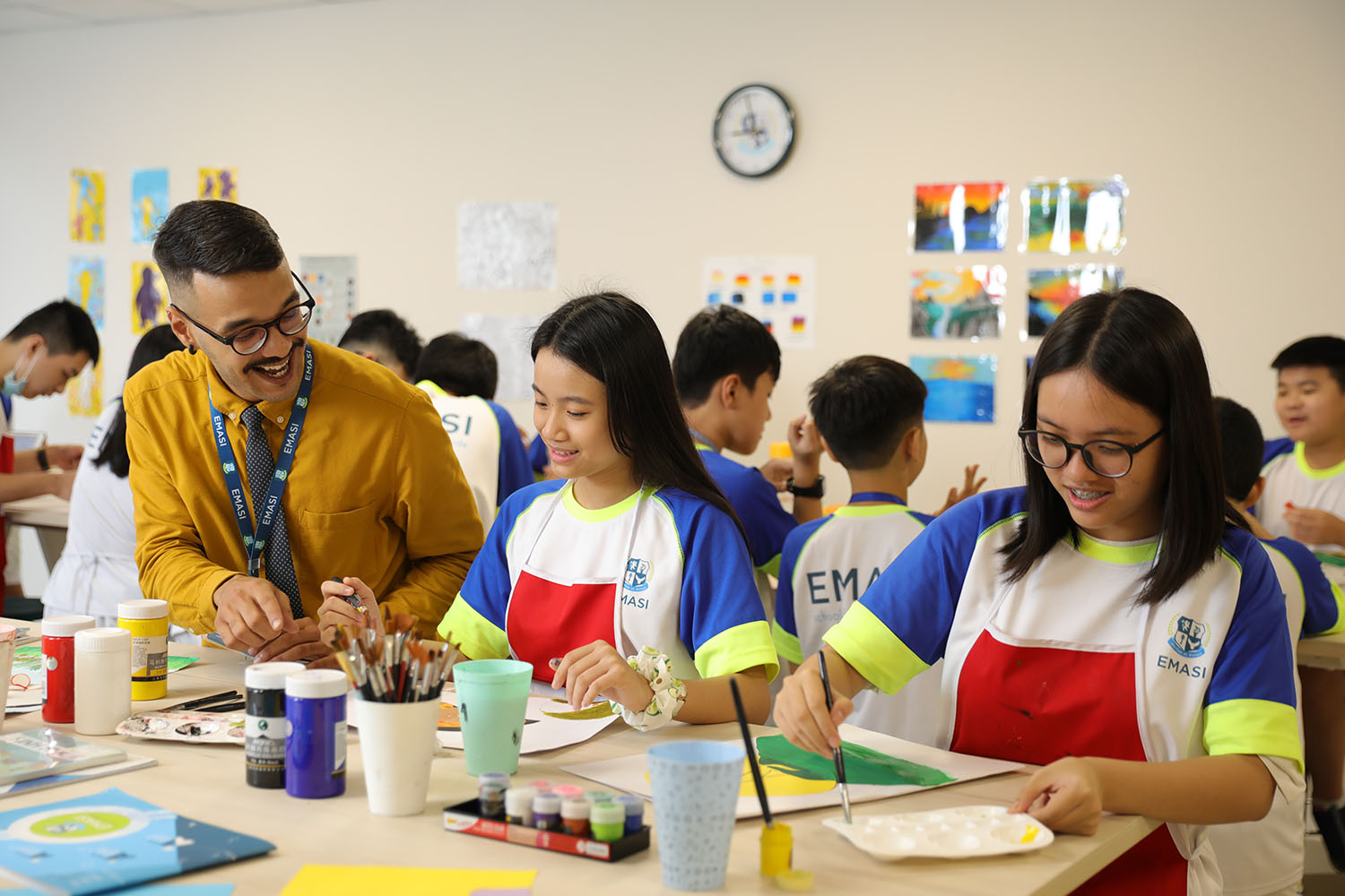 Học sinh EMASI học tư duy nghệ thuật qua hoạt động giám tuyển