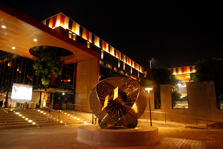 Khai mạc tác phẩm điêu khắc công cộng “Thiên thạch” tại EMASI Vạn Phúc